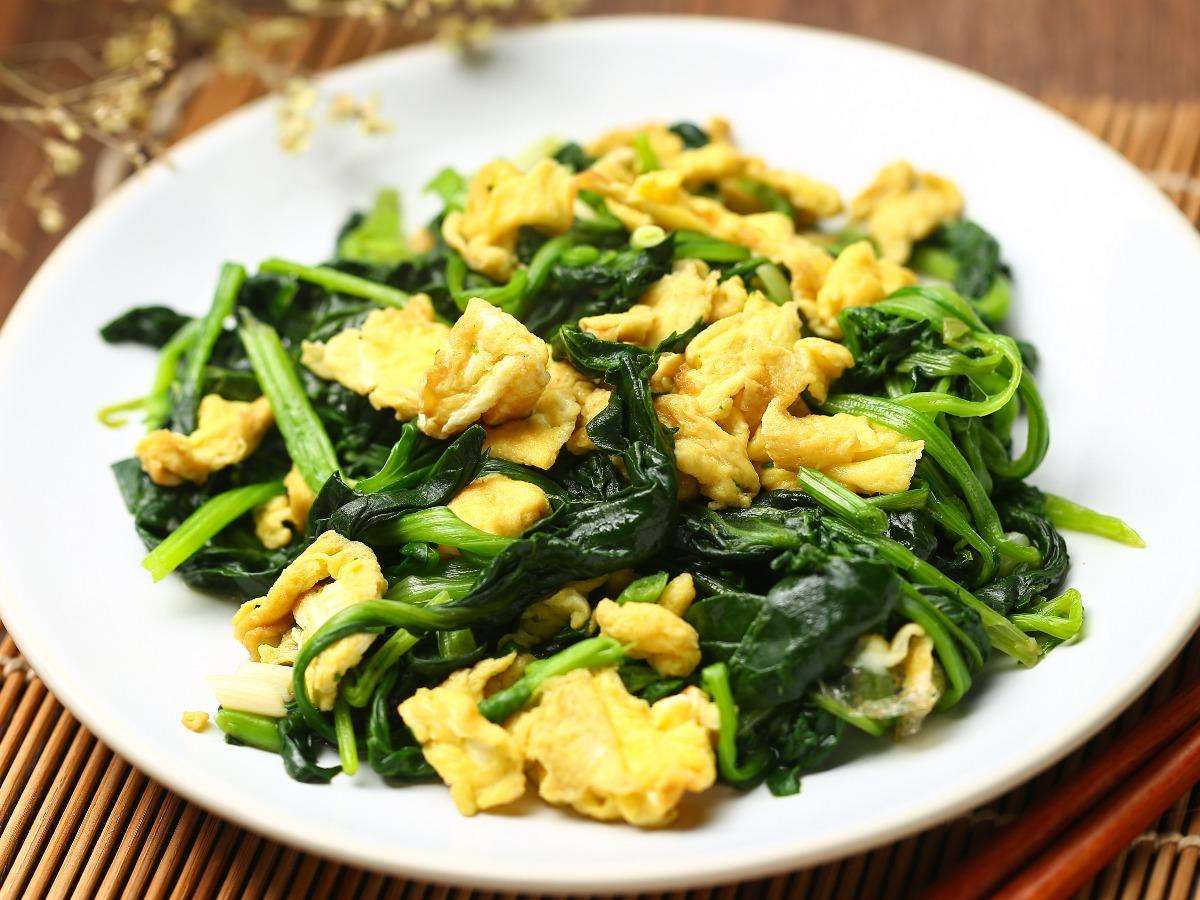 Low FODMAP Scrambled Eggs with Spinach and Feta